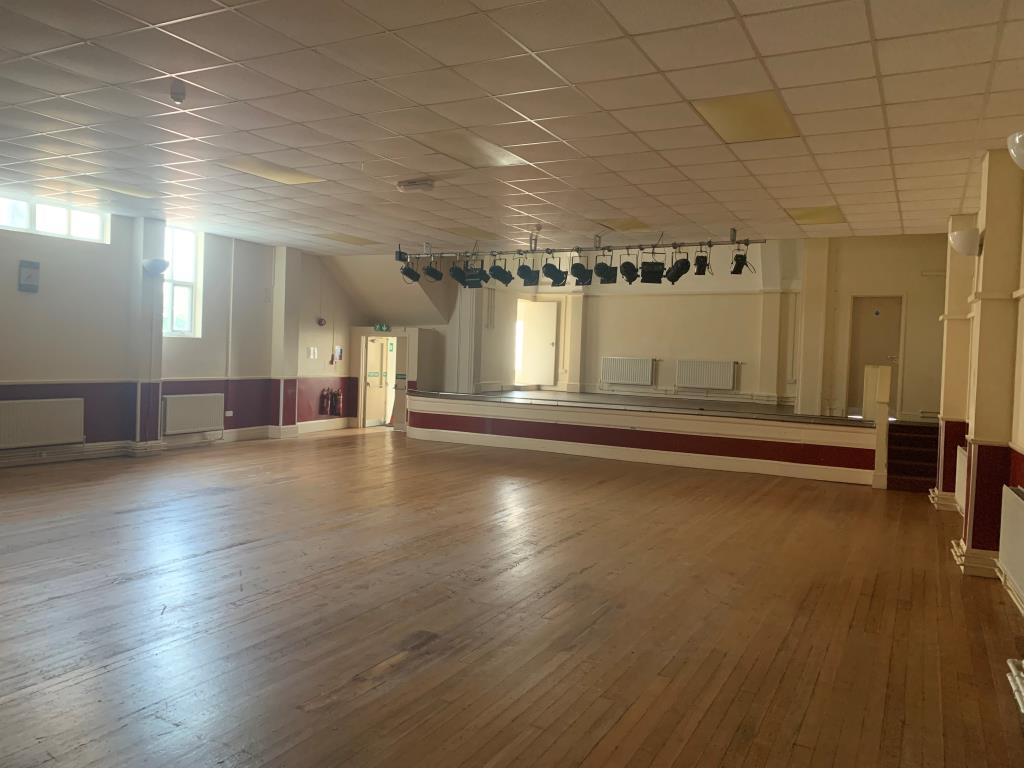 Lot: 131 - LARGE FORMER COMMUNITY CENTRE WITH RE-DEVELOPMENT POTENTIAL PLUS VACANT RETAIL UNIT - 